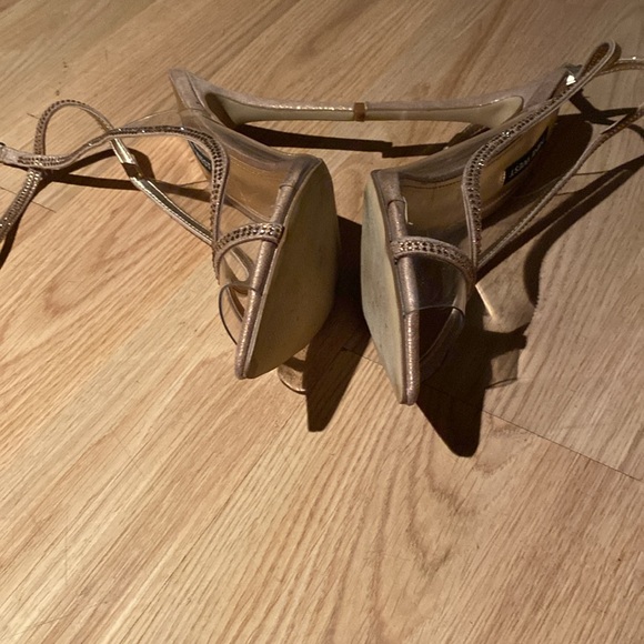 Cream colored heels that are in good condition - Picture 2 of 2